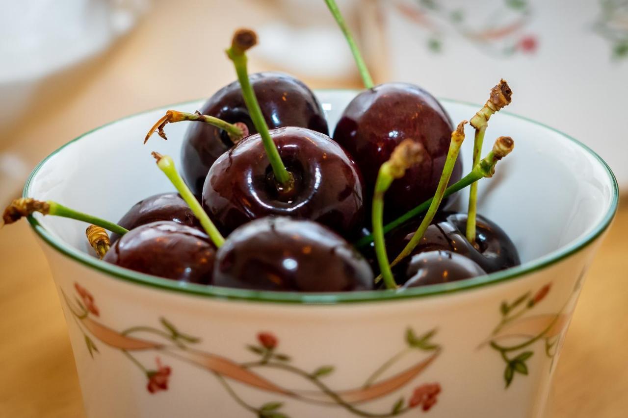 Red Cherry House Watford  Ngoại thất bức ảnh
